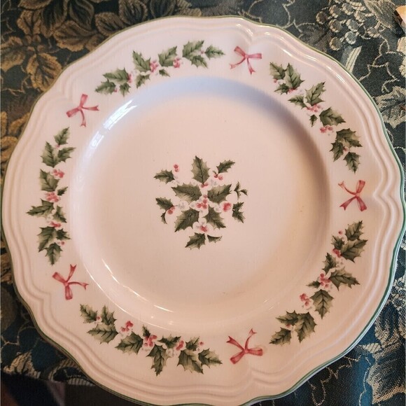Nikko Festive Holly Bread & Butter Swirl Plates  Set of Four.   7 5/8” Plates - Picture 1 of 4